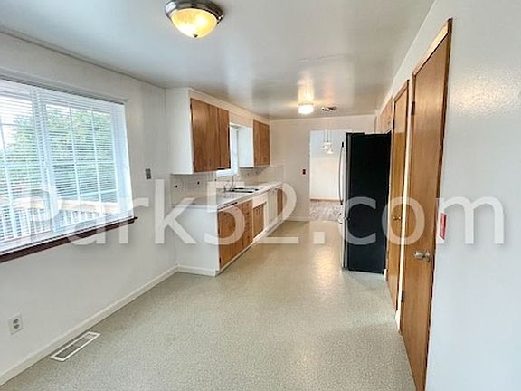 4th image of 1220 S Woodlawn St