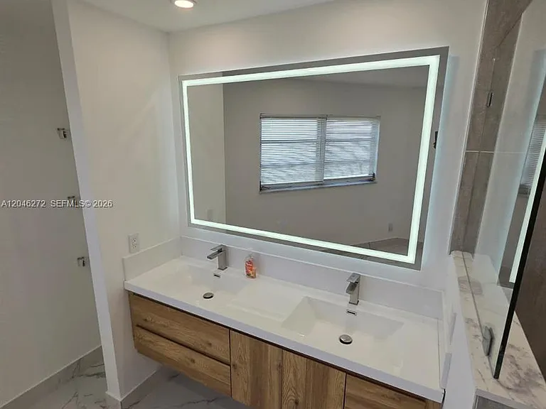 305 SE Airoso Blvd — Photo 49
