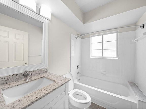 5th image of 555 Lakeview Dr #411