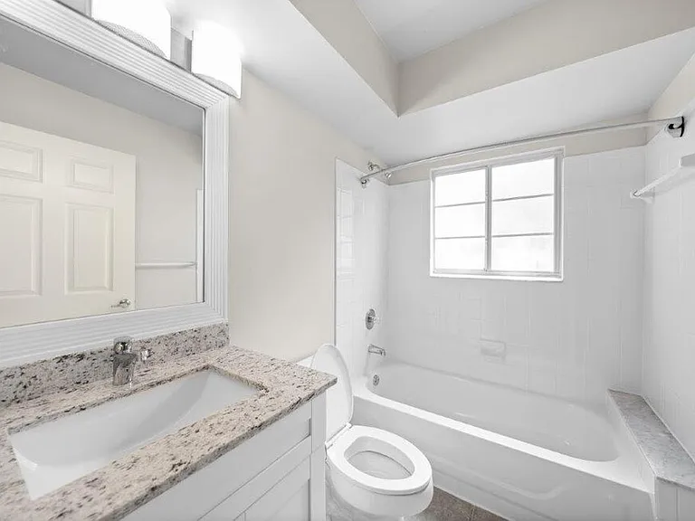 Club Lake Pointe Apartments — Photo 5