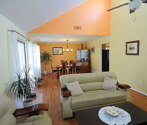 Living Rm / Dining Rm