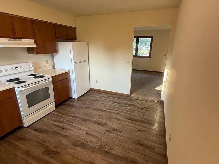 8813 Sams Dr — Photo 2