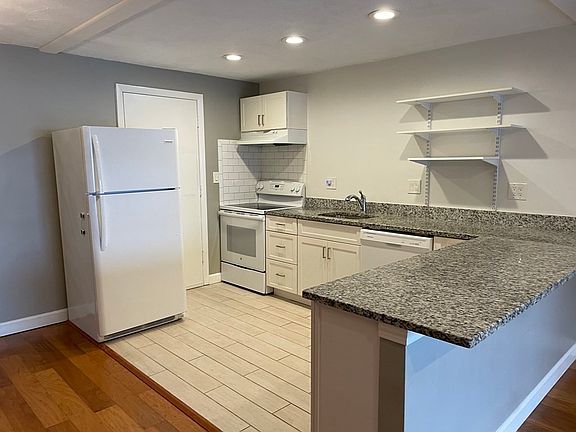 3rd image of 200 Governors Dr APT 26