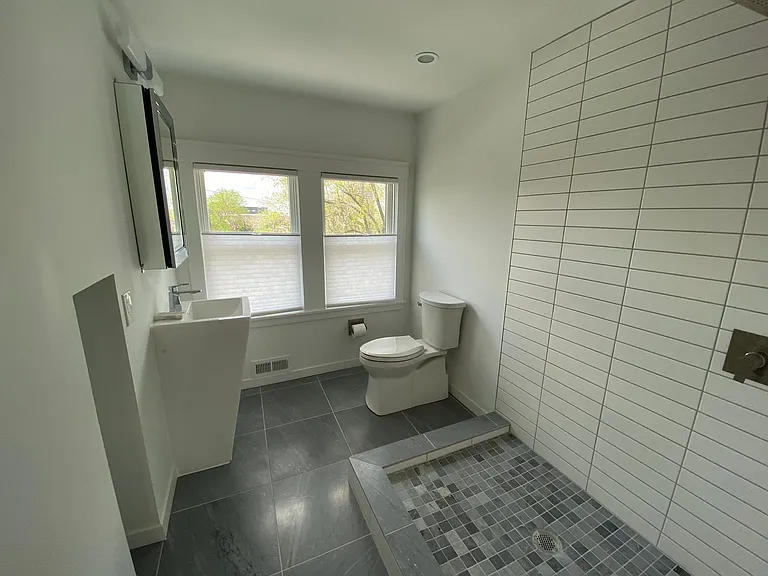 2704 Charlotte St — Photo 21