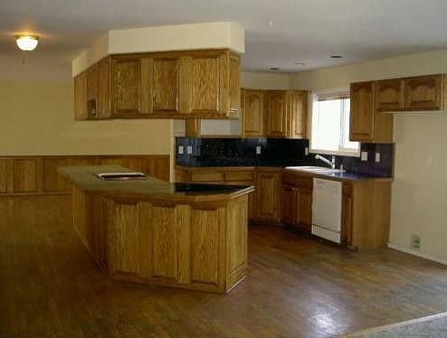 2nd image of 2033 Wallace St