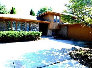 7547 Exton St, Darien, IL 60561