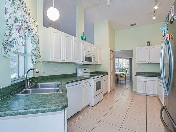 5th image of 1686 Coral Reef St