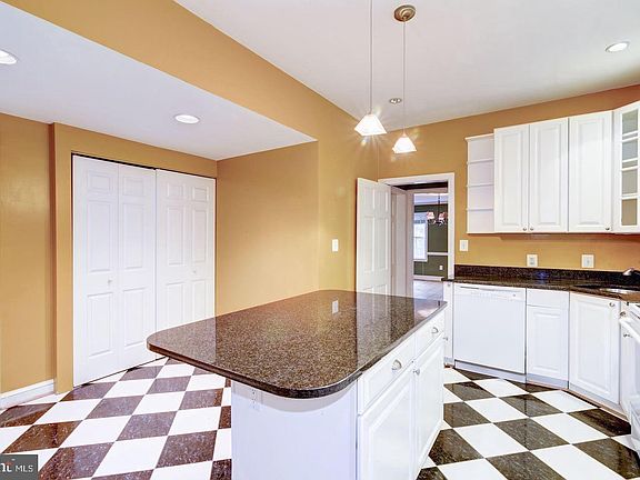 5th image of 2527 Waterside Dr NW