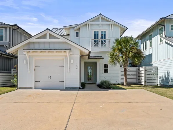 135 Reserve Ln, Rockport, TX 78382