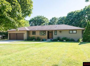 2027 Roe Crest Dr, North Mankato, MN 56003