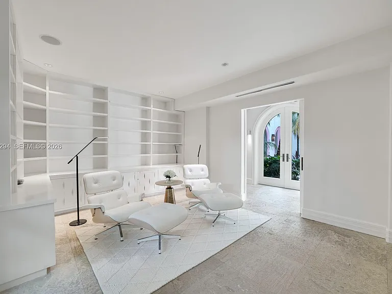 16 Palm Ave — Photo 24