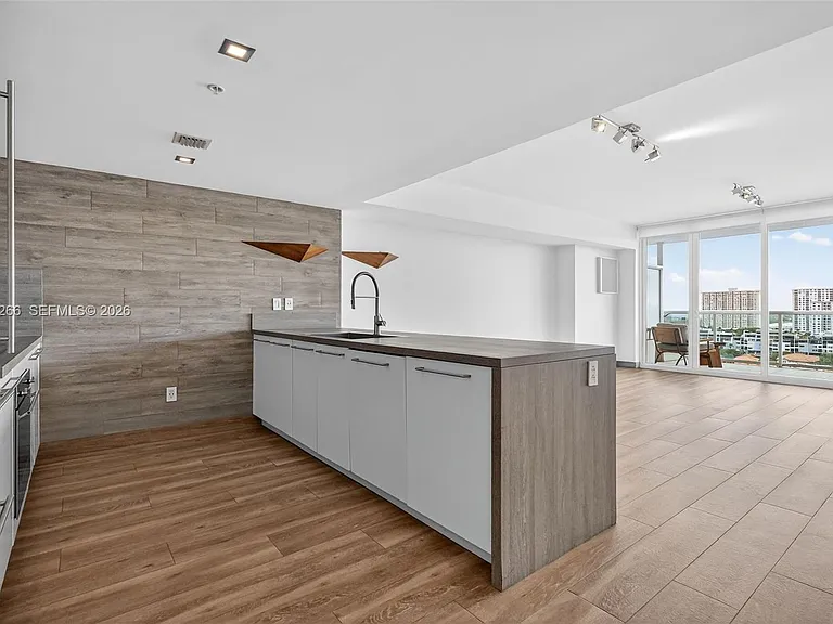 400 Sunny Isles Blvd #1207 — Photo 1
