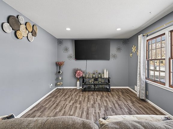 5th image of 83 Farrell St N