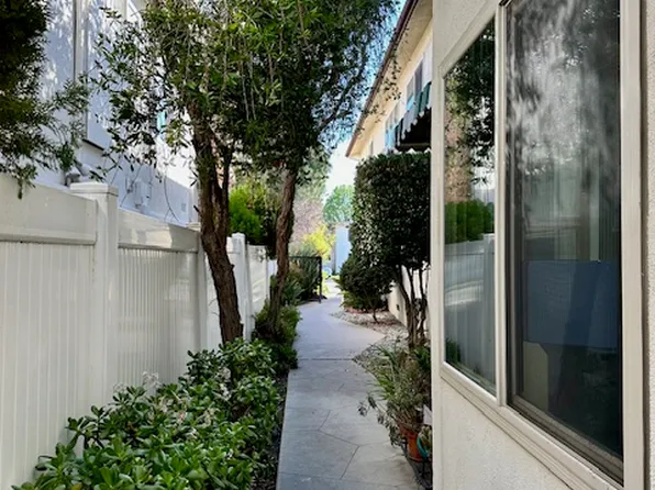 11723 Riverside Dr APT 4, Valley Village, CA 91607