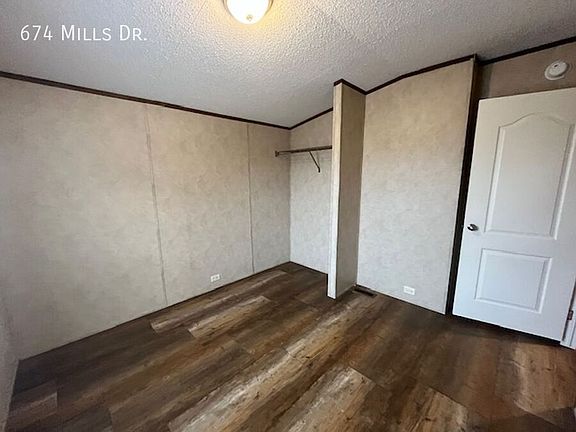4th image of 674 E Mills Dr