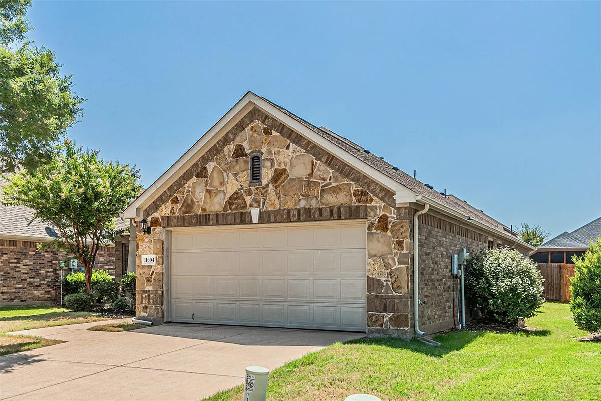 3 bed, 2.0 bath, 1823 sqft, $2,300 — Photo 3