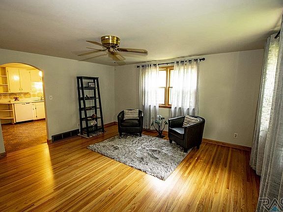 4th image of 915 N Spring Ave