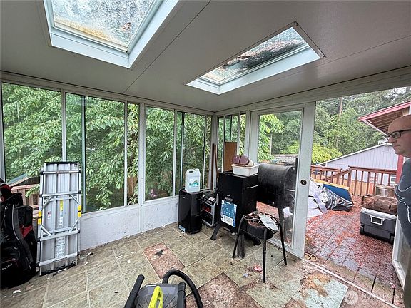 2nd image of 1520 NW Lakehill Circle