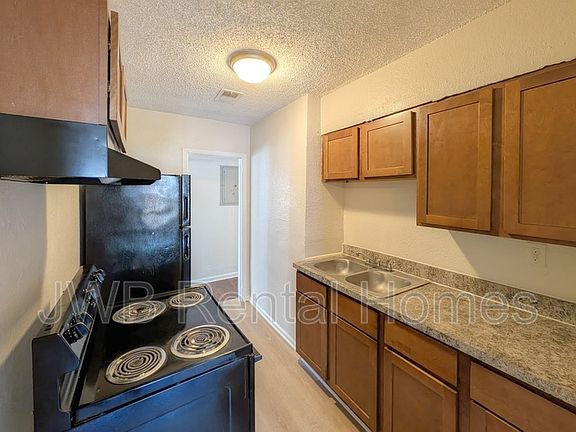 3rd image of 1049 Lake Forest Blvd