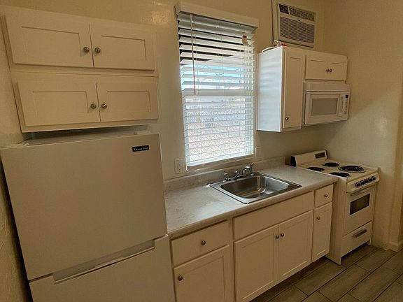 3rd image of 1846 E Washington St Unit 10