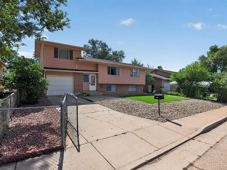 607 Syracuse St — Photo 2