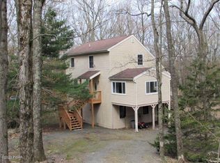 208 Stirrup Ln, Hawley, PA 18428