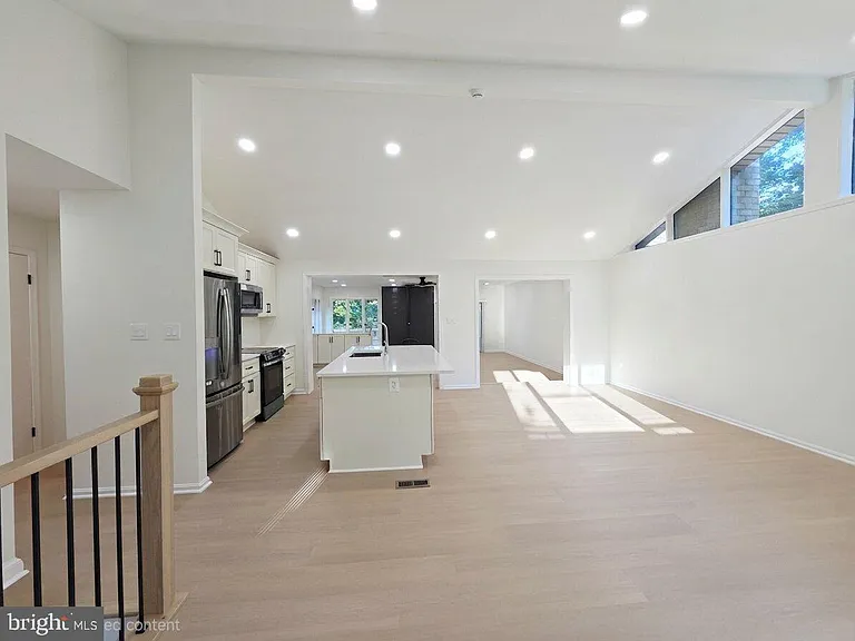 10027 W Constable Ct — Photo 6