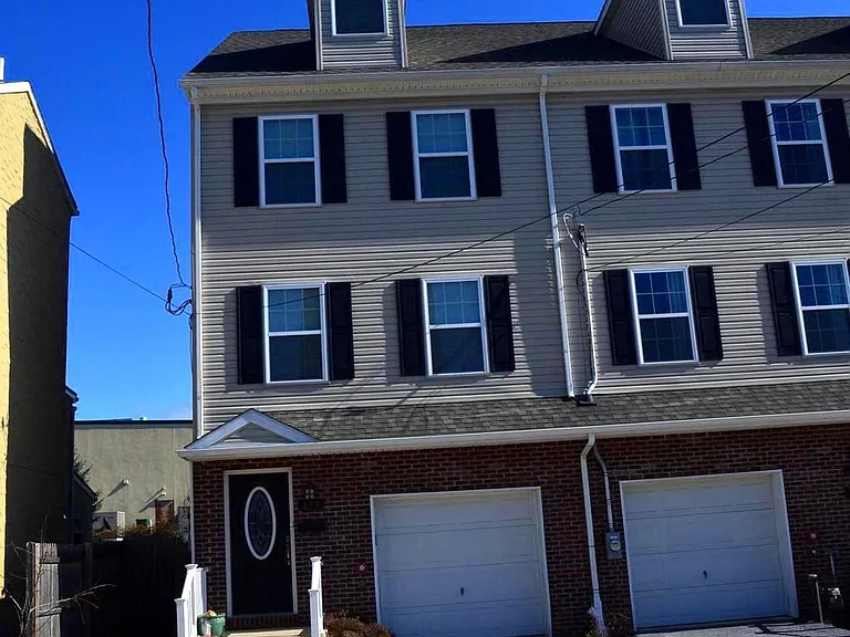 327 S Adams St — Photo 1
