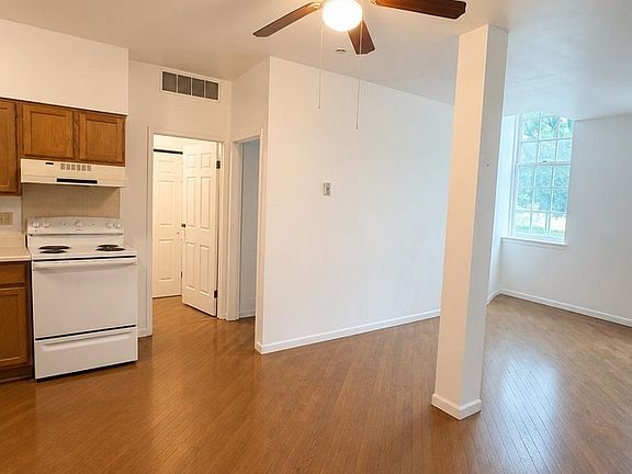 2nd image of 550 Pearl St APT 204