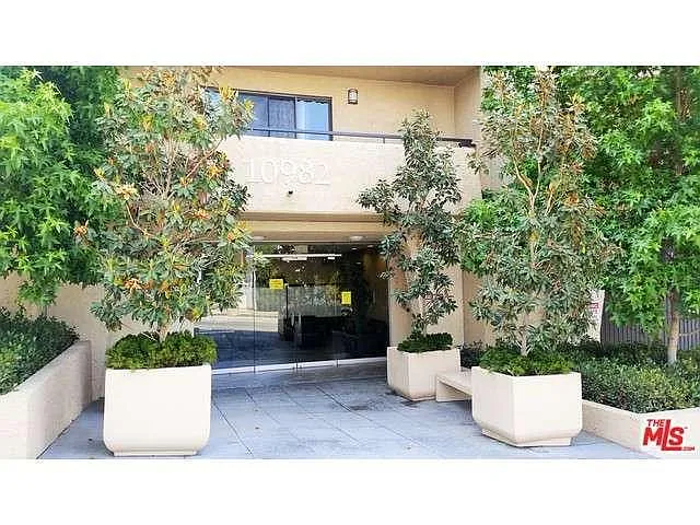 Building Photo - 10980 Roebling Ave #350