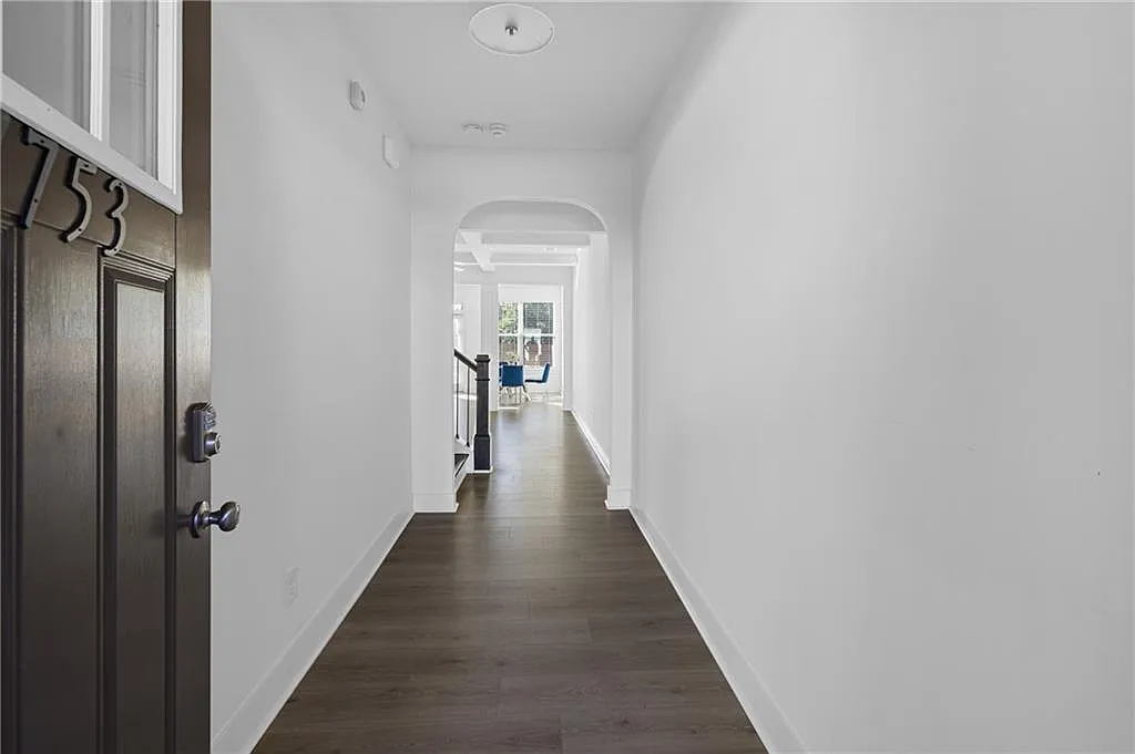 3 bed, 2.5 bath, 2024 sqft, $2,695 — Photo 3