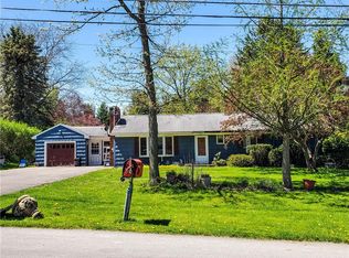 4 Ridgefield Dr, Churchville, NY 14428