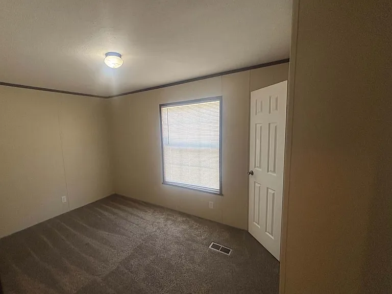 Lakeview — Photo 16