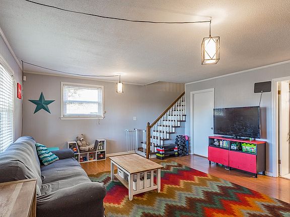 4th image of 2403 Lyons Ln