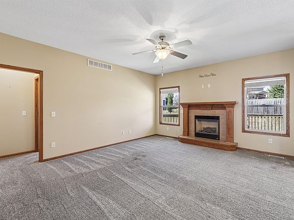 4th image of 291 Aspen Dr