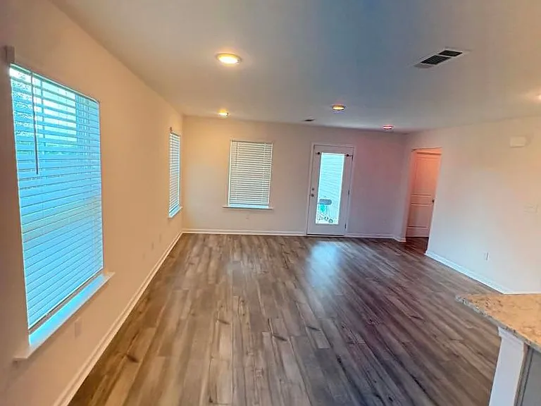 305 Lantana Ct — Photo 6