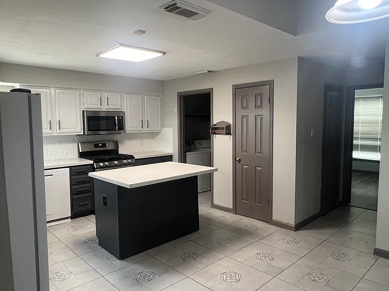 5747 Malcomboro Dr — Photo 5