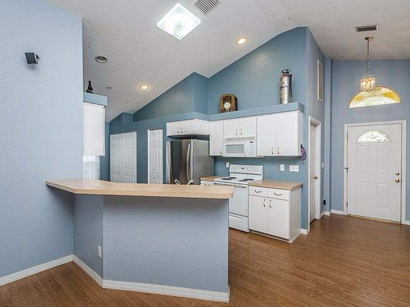 3rd image of 2075 Lantana Ave
