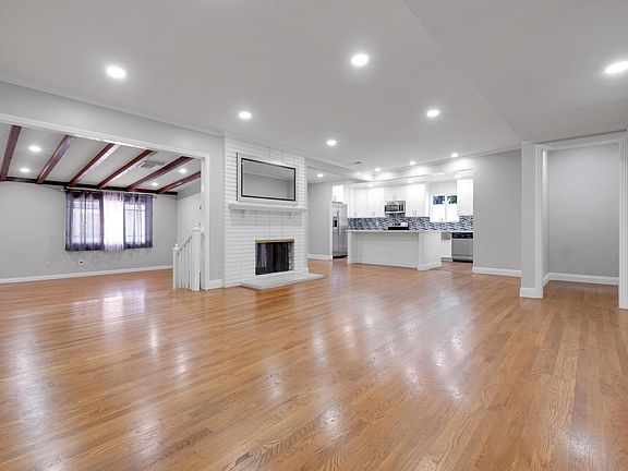 4th image of 10431 Woodley Ave