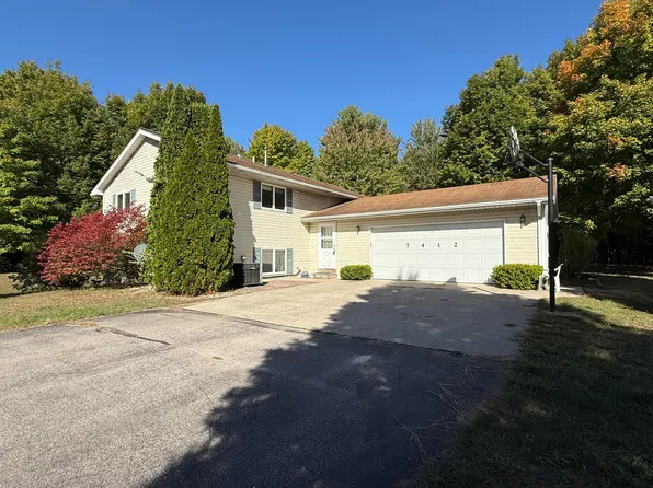 7412 Forest Lodge Rd, Traverse City, MI 49685