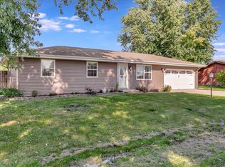 2 Southview Dr, Sidney, IL