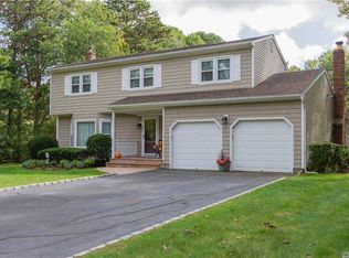 10 Earl St, Miller Place, NY 11764