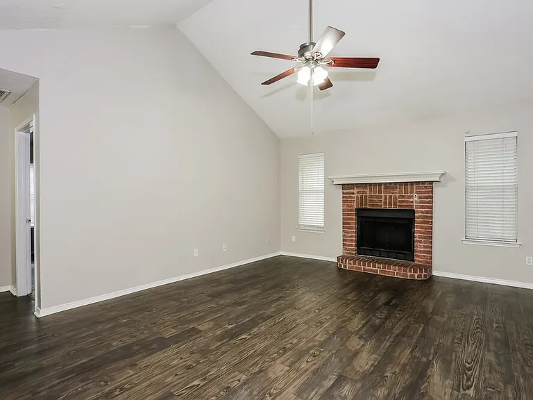 704 Stonebrooke Dr — Photo 3