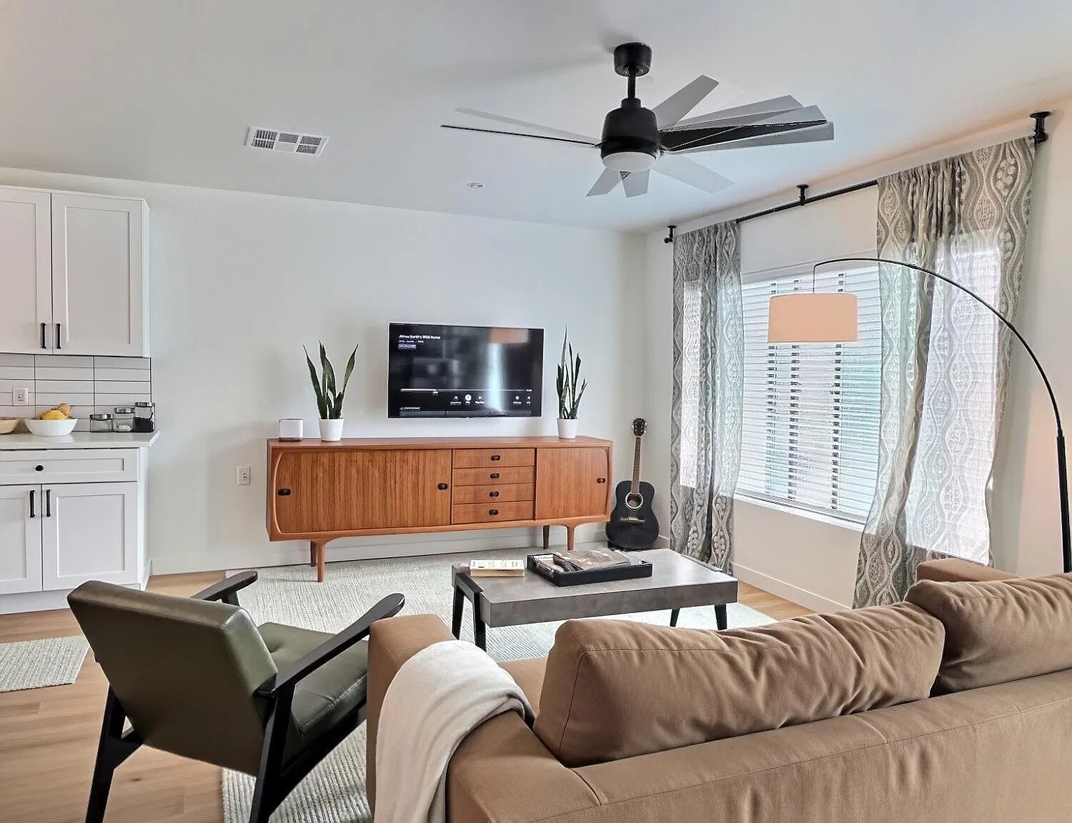 2502 E Paradise Ln — Photo 3