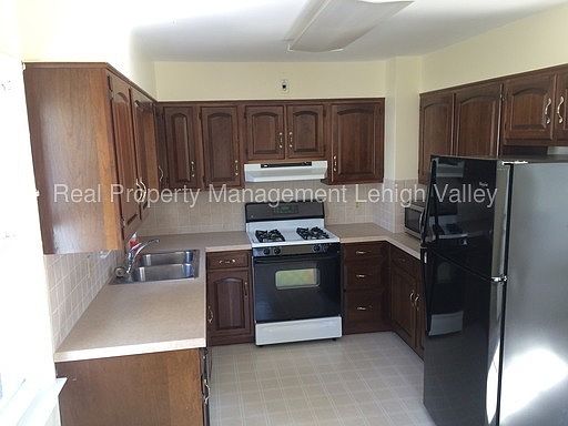 2nd image of 2673 Hermitage Ave