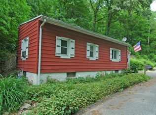 27 Reservoir Rd, Stewartsville, NJ 08886