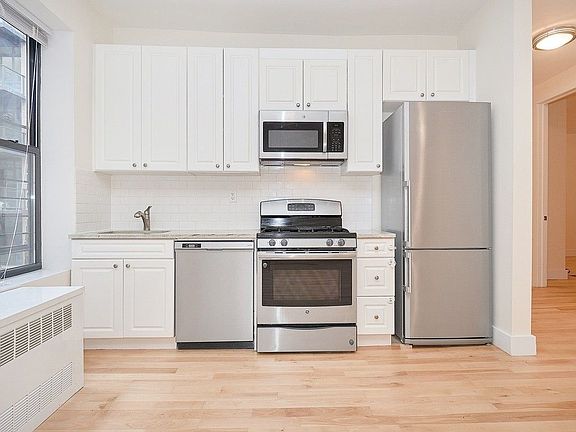 3rd image of 31 Ocean Pkwy APT 2L