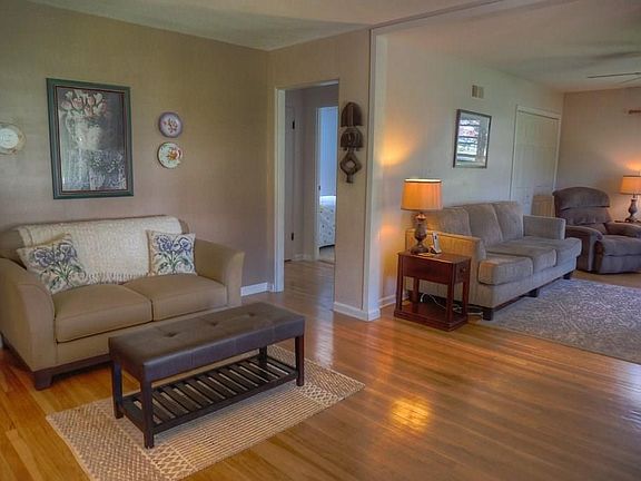 3rd image of 4830 Ingleside Ln