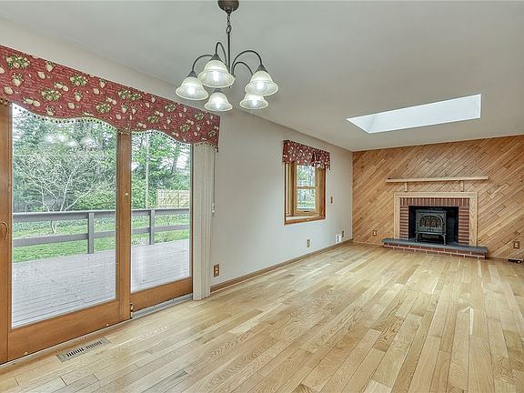 3rd image of 160 Courtly Cir