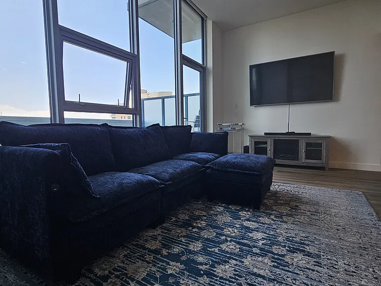 Living Room w/10' ceiling
